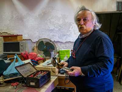 �Fino a una quindicina di anni fa aggiustavo almeno una trentina di spargifiamme al giorno � sottolinea �. Prima infatti si cercava di riparare il pi� possibile, al contrario di oggi dove impera la concezione di buttare ci� che si rompe per comprare direttamente l�oggetto nuovo�